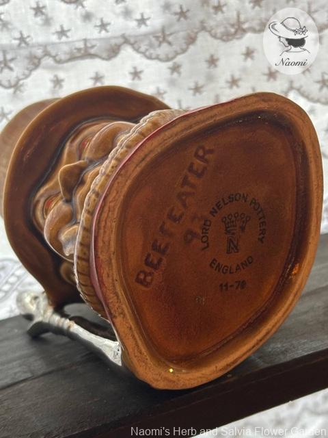 ロードネルソン　ビーフィーターの陶器製マグ